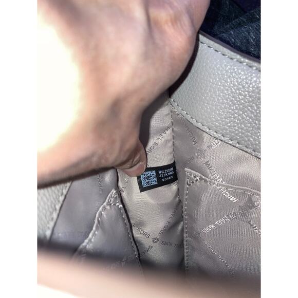 MICHAEL KORS, SMALL WHITE SIGNATURE LEATHER CROSSBODY BAG - Picture 14 of 16